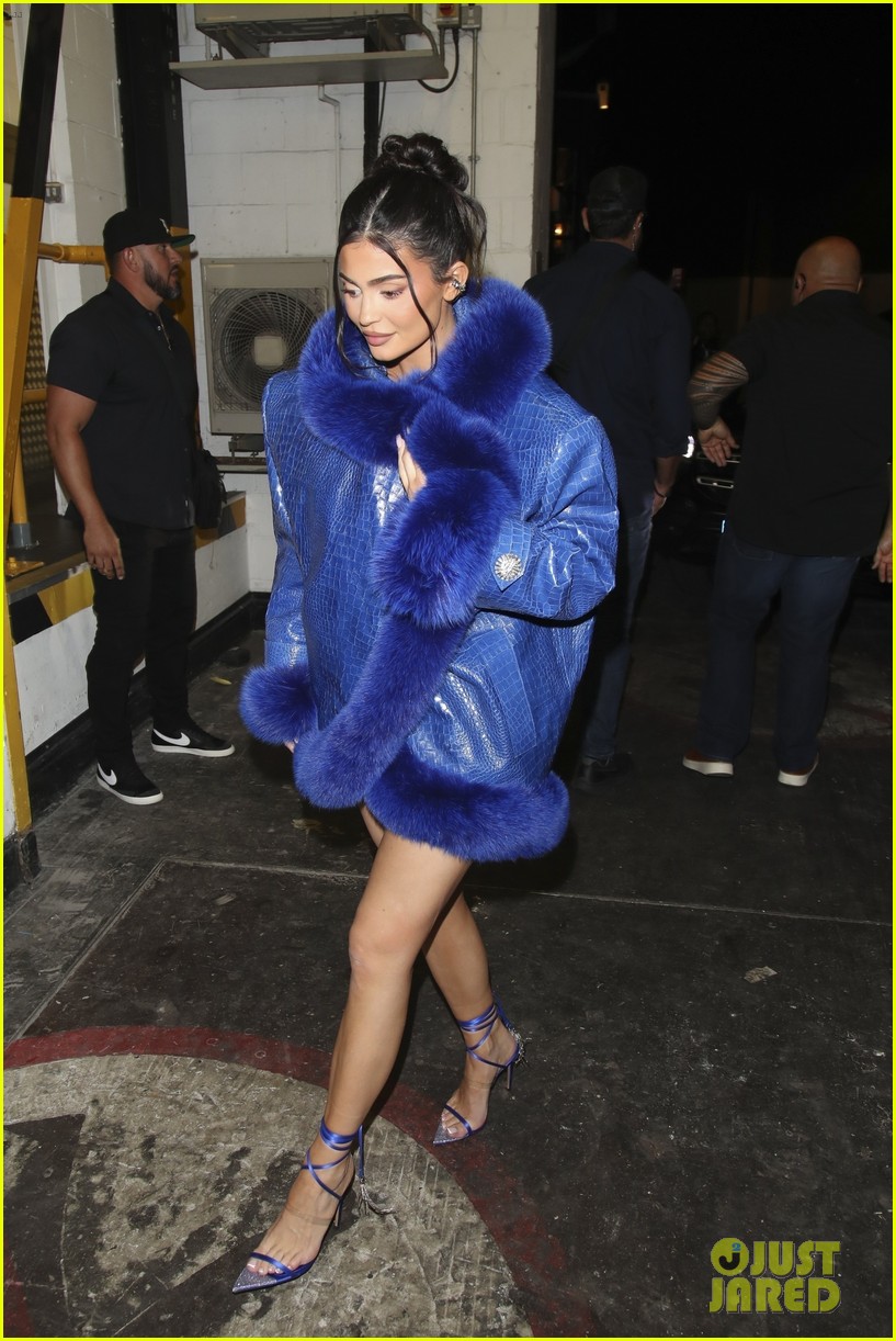 kylie jenner blue coat london outing 04