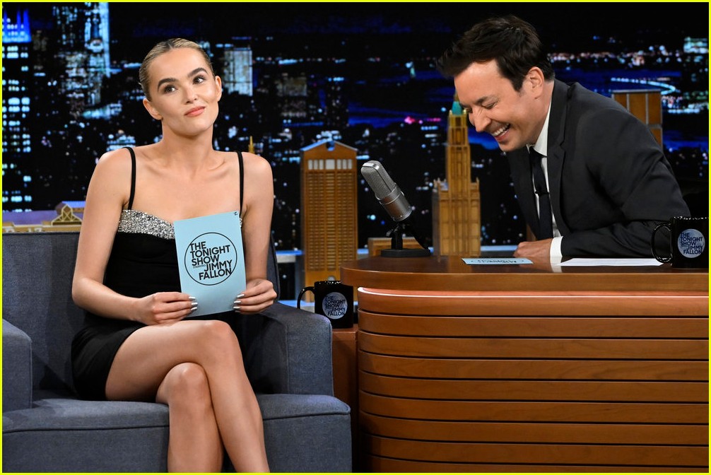 zoey deutch reacts to cut amazing spider man scene reveals she peed on another celebs plane 02