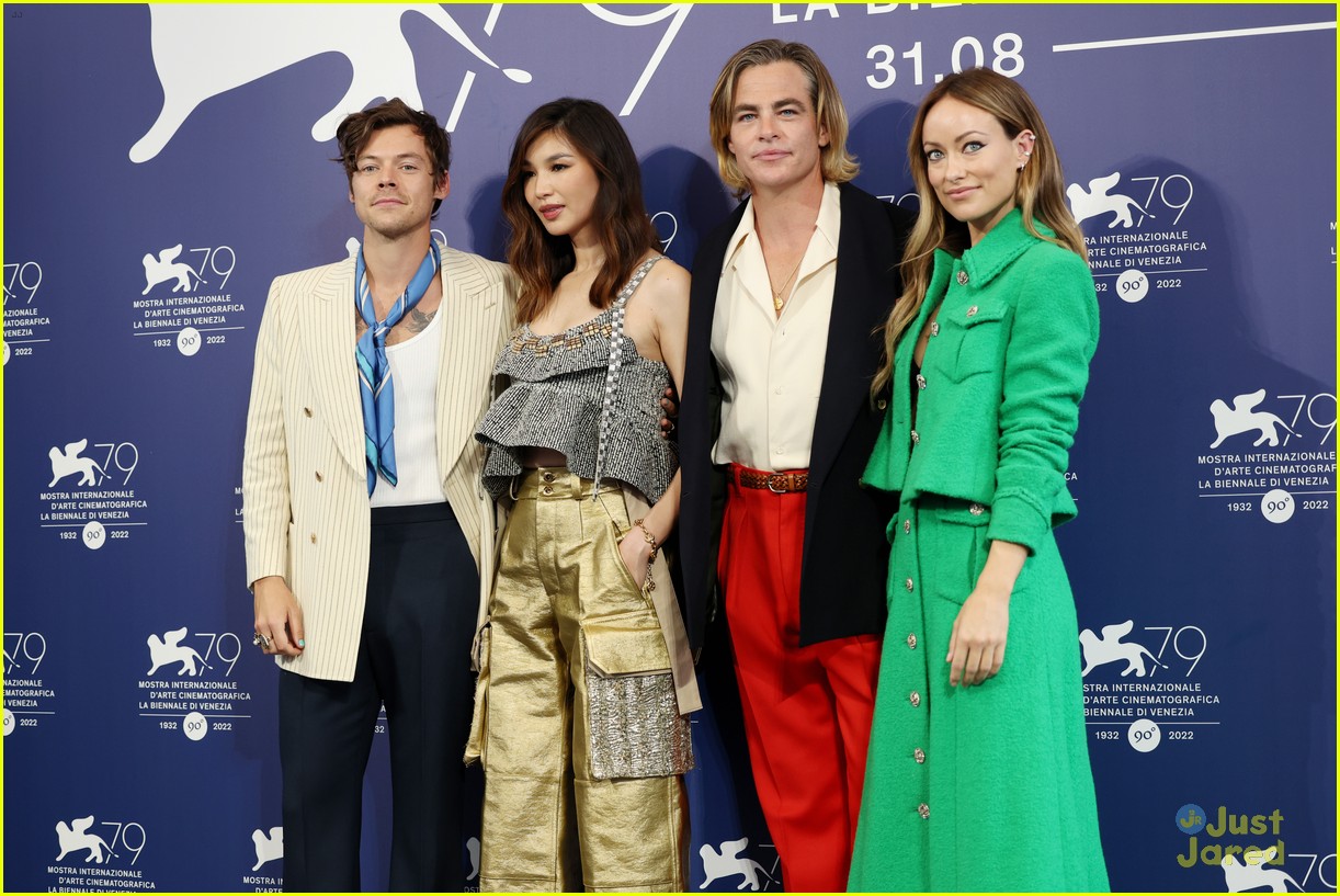 harry styles joins dont worry darling costars at venice film festival photo call 03