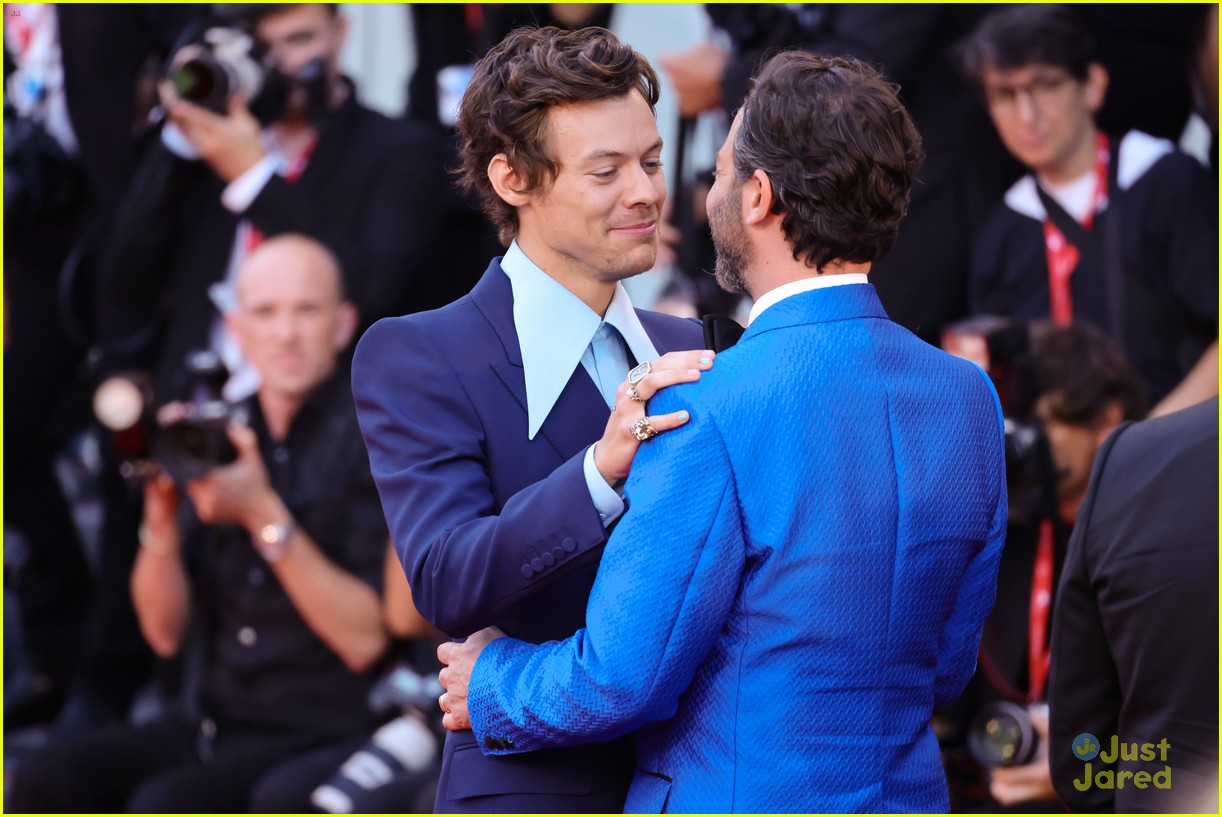 harry styles kisses nick kroll during dont worry darling standing ovation 05