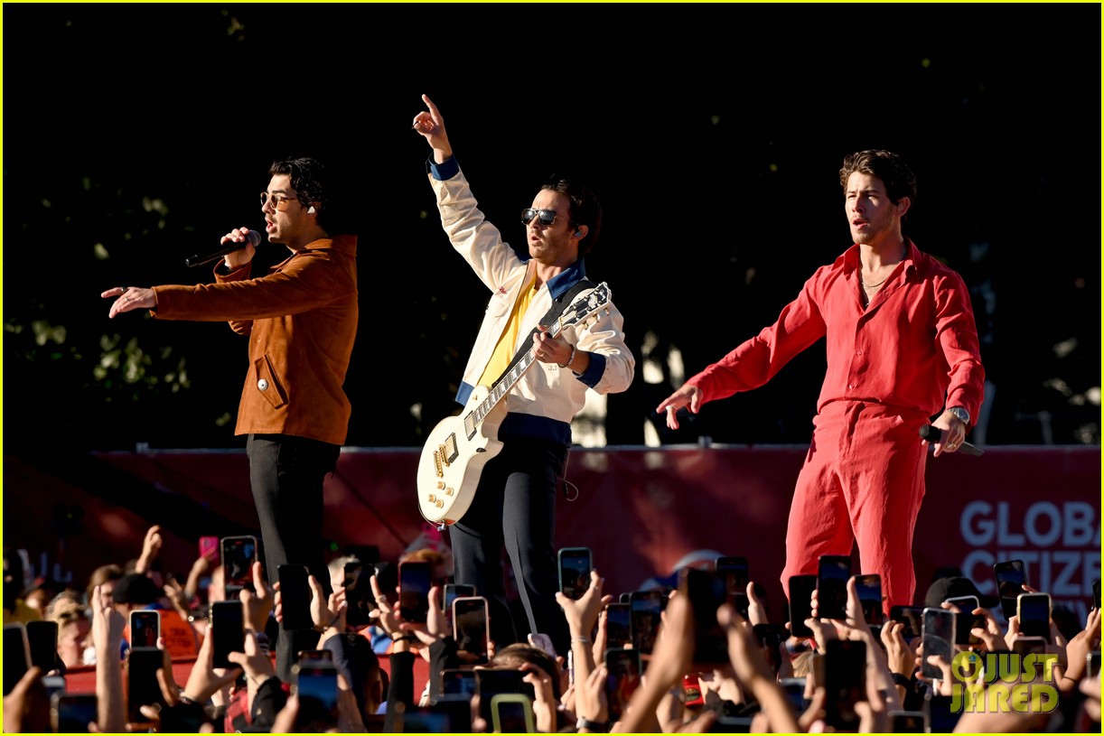 jonas brothers perform at global citizen festival 01