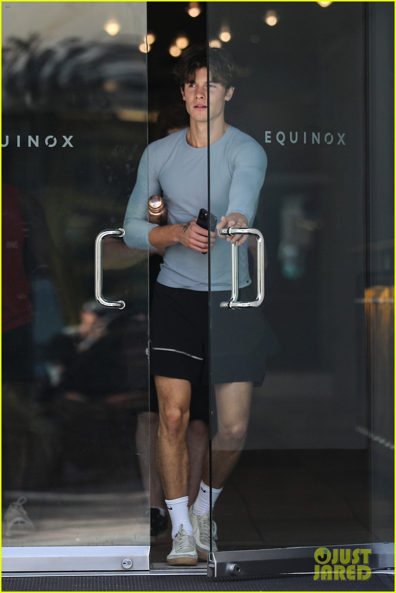 shawn mendes heads to cafe after workout 14