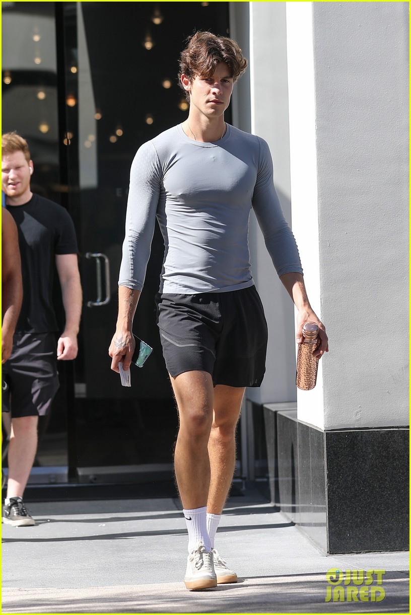 shawn mendes heads to cafe after workout 24
