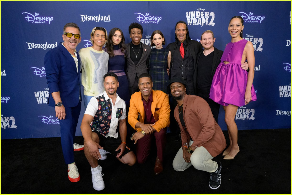 under wraps two cast meet with goofy at disneyland premiere 17