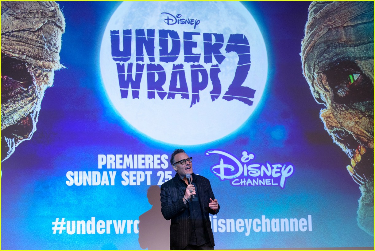 under wraps two cast meet with goofy at disneyland premiere 18