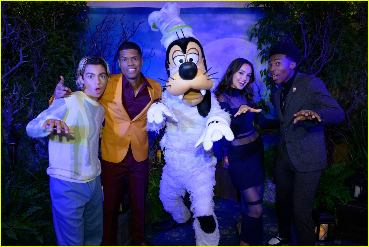 under wraps two cast meet with goofy at disneyland premiere 24