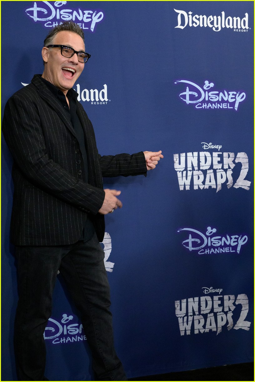 under wraps two cast meet with goofy at disneyland premiere 29
