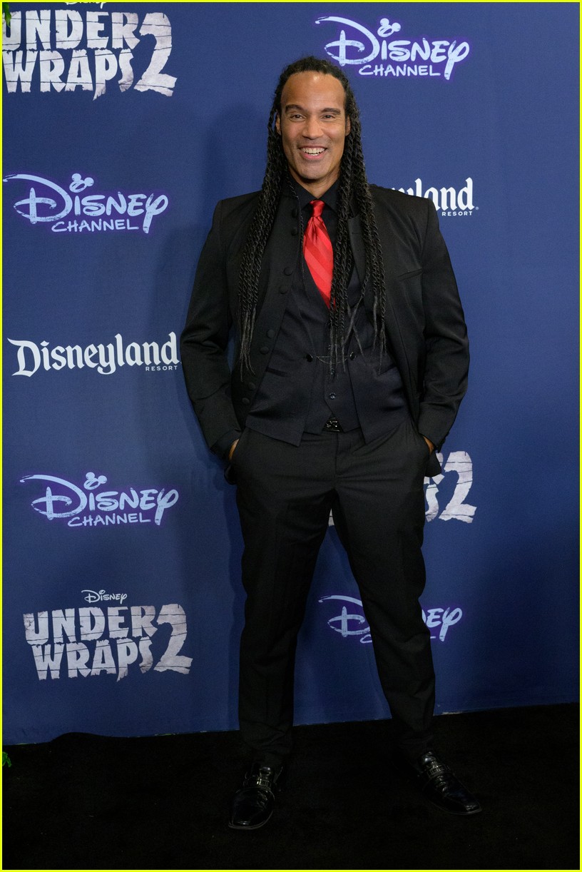under wraps two cast meet with goofy at disneyland premiere 33