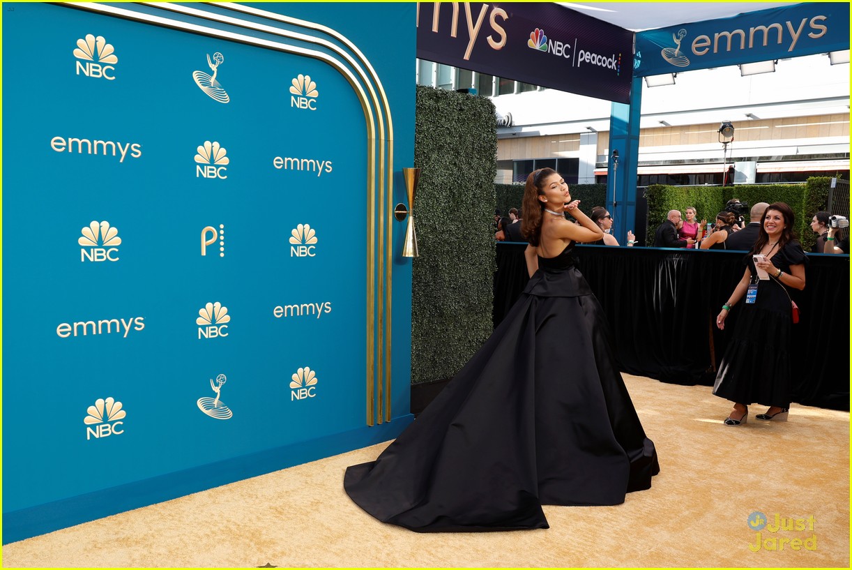 zendaya stuns in black gown at emmy awards 2022 06