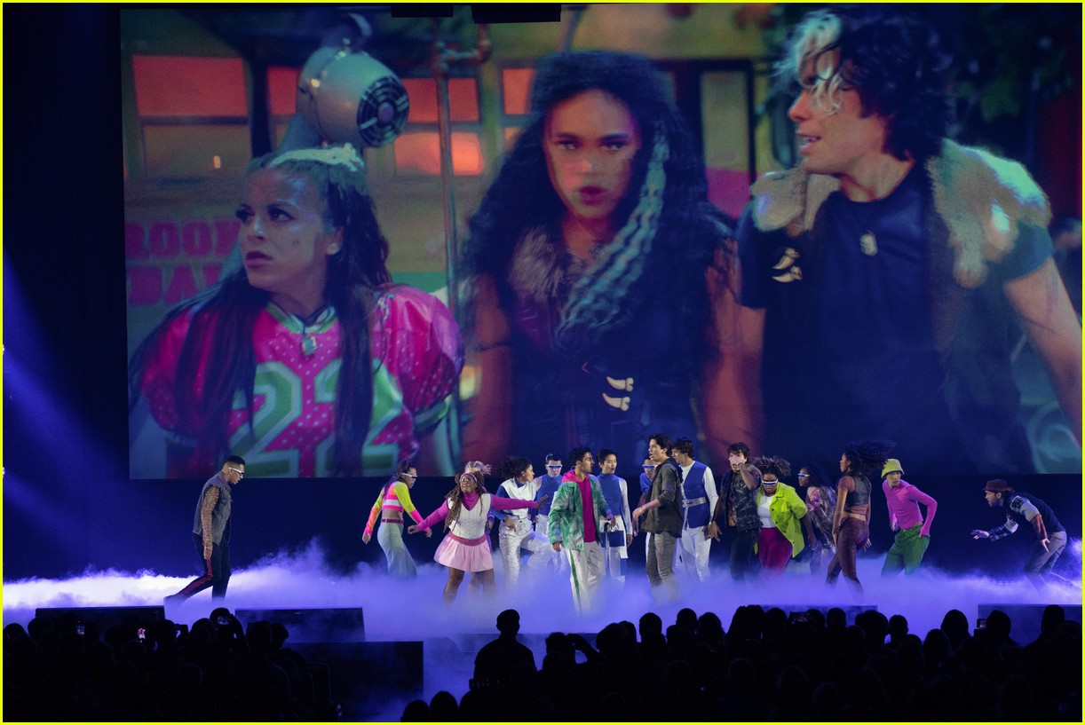 zombies cast perform alien invasion at d23 expo watch now 19