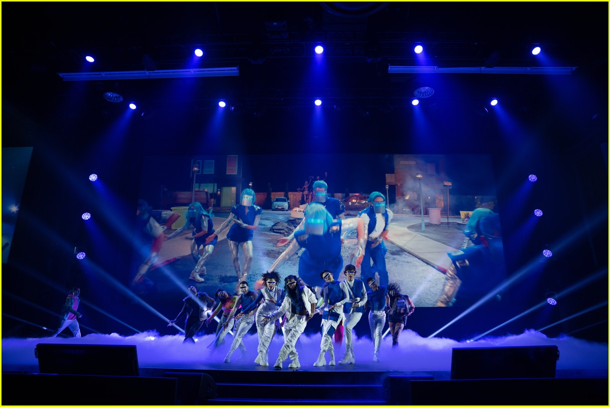 zombies cast perform alien invasion at d23 expo watch now 30