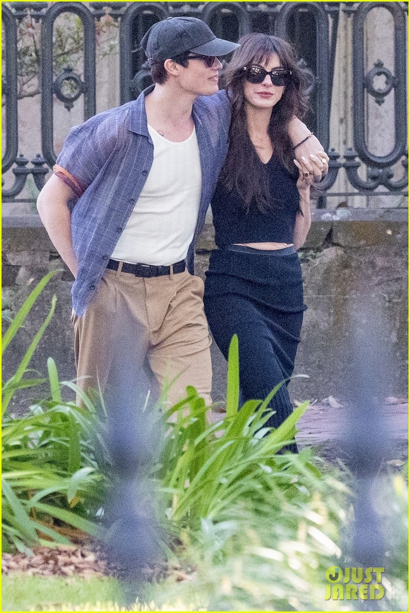 Nicholas Galitzine Wraps His Arm Around Anne Hathaway While Filming 'The  Idea of You': Photo 1359978 | Anne Hathaway, Nicholas Galitzine Pictures |  Just Jared Jr.