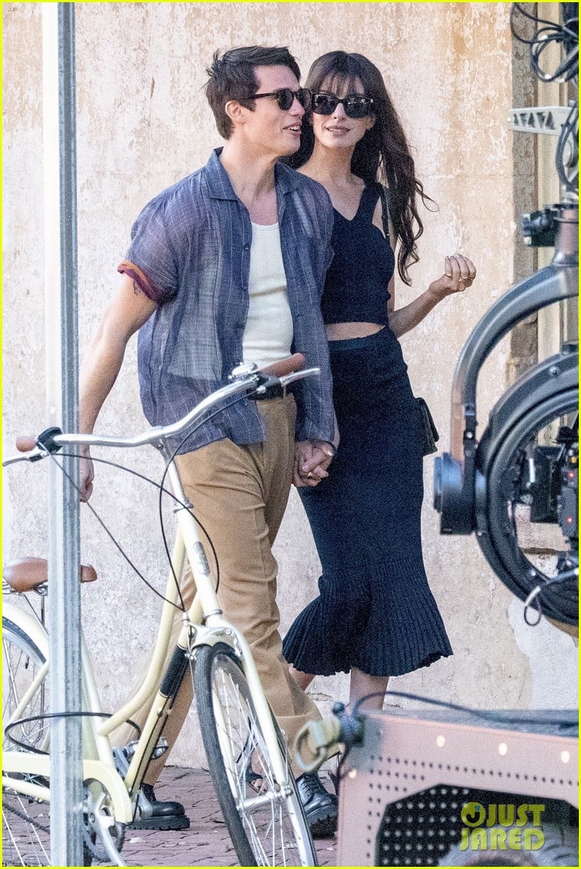 Nicholas Galitzine Wraps His Arm Around Anne Hathaway While Filming   Anne Hathaway Nicholas Galitzine The Idea Of You Set Pics 16 