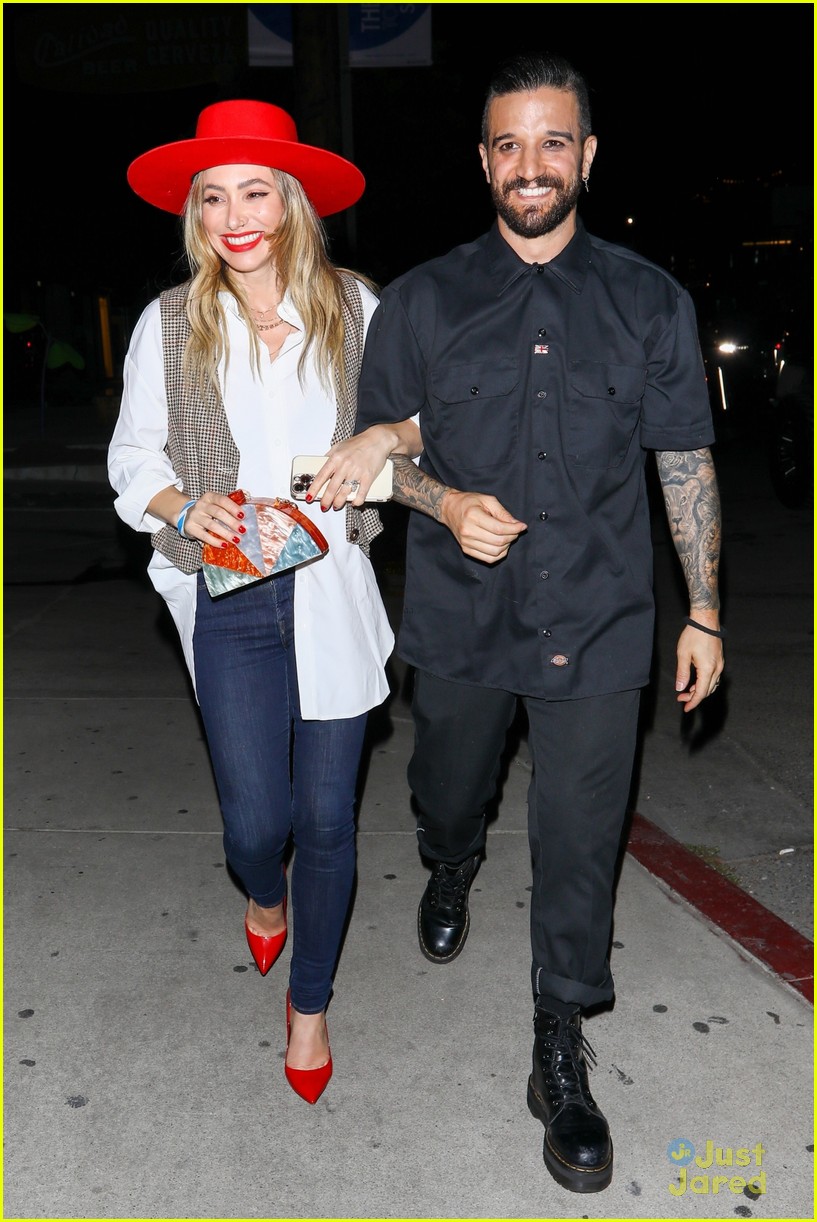 charli damelio landon barker hold hands at dinner with friends family 04