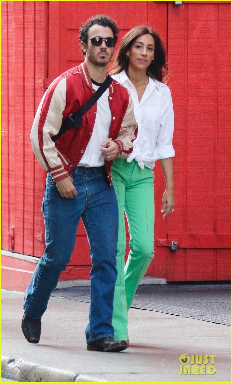 Kevin Jonas & Wife Danielle Jonas Go Shopping in Manhattan Photo