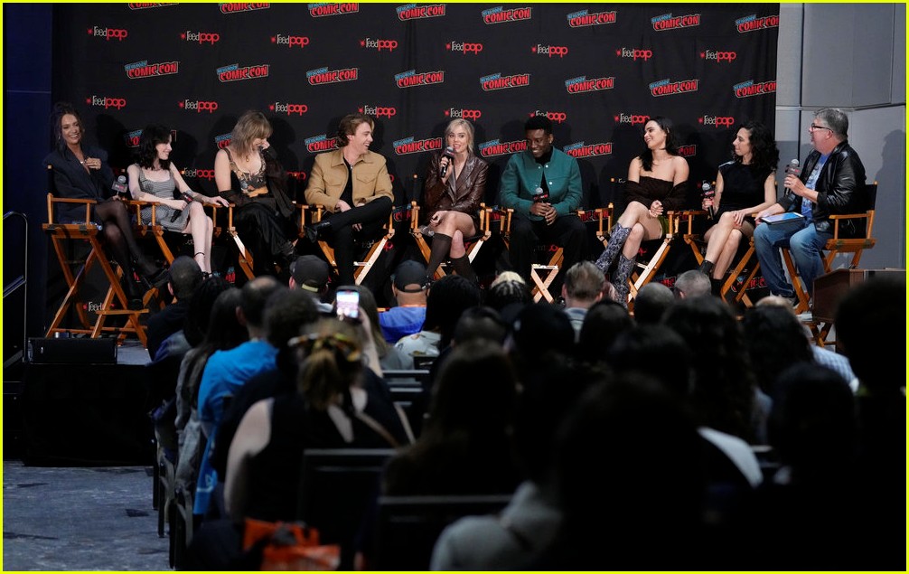 the cast of one of us lying talk season two at new york comic con 14