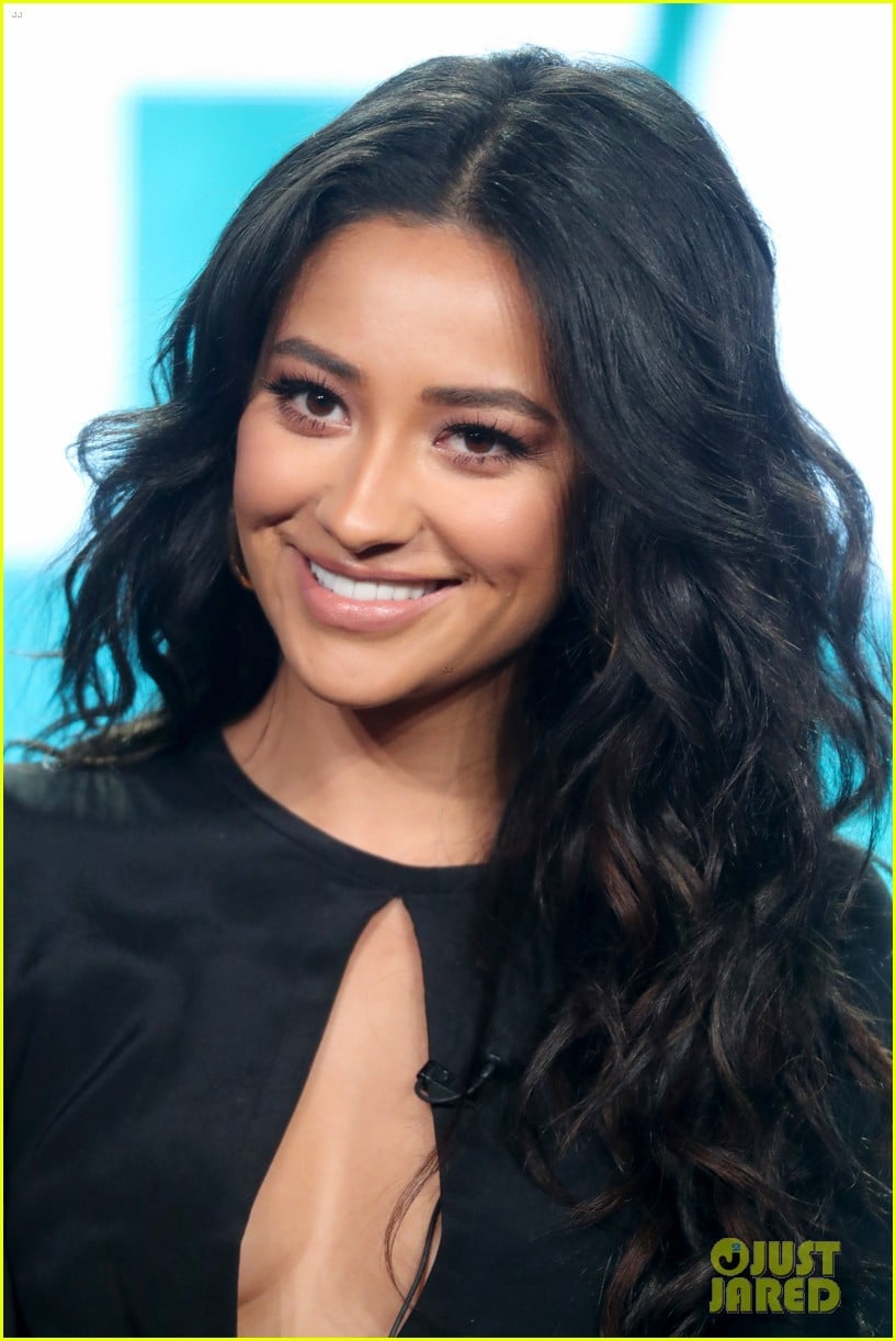 shay mitchell seemingly comes out as bisexual 01