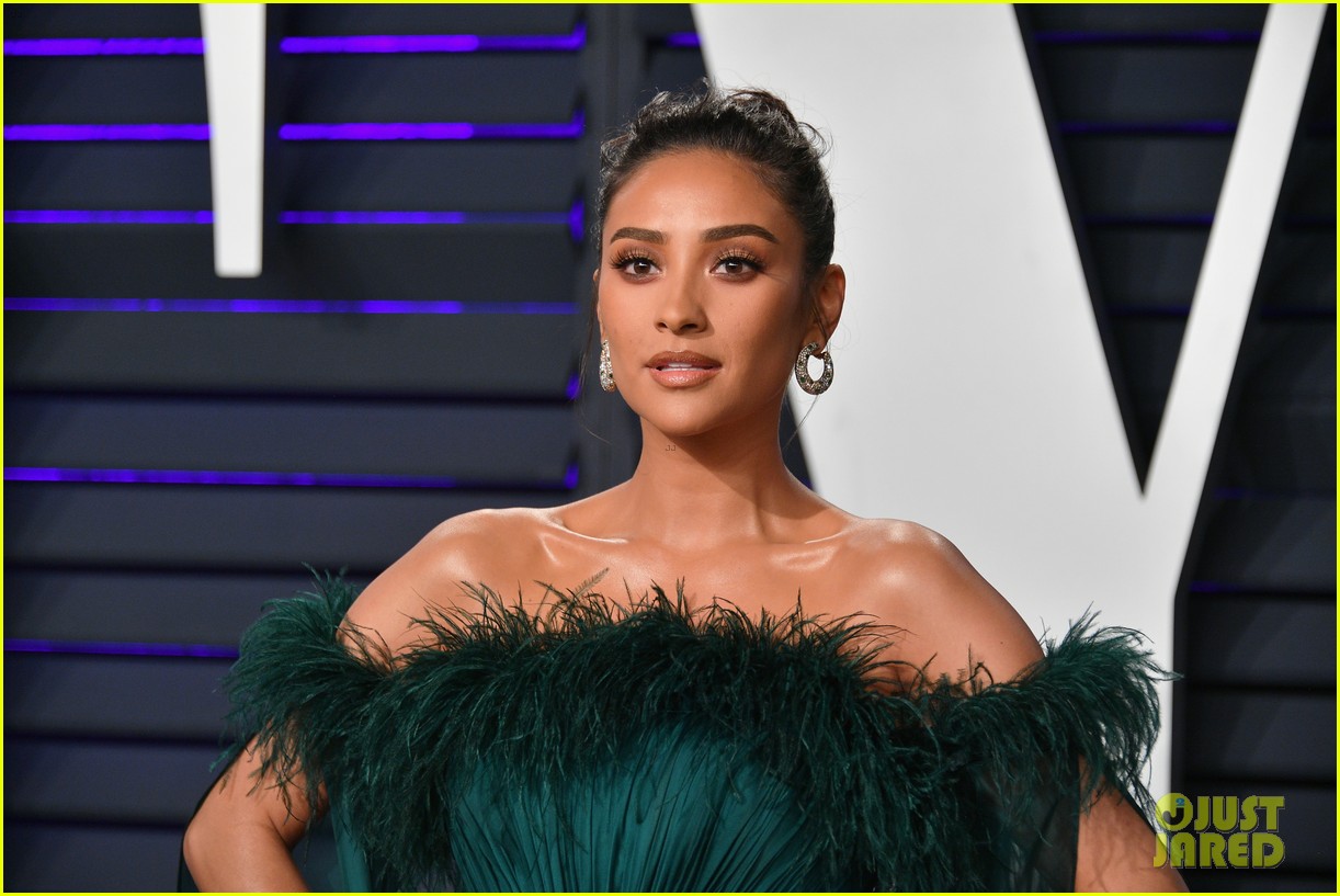 shay mitchell seemingly comes out as bisexual 03