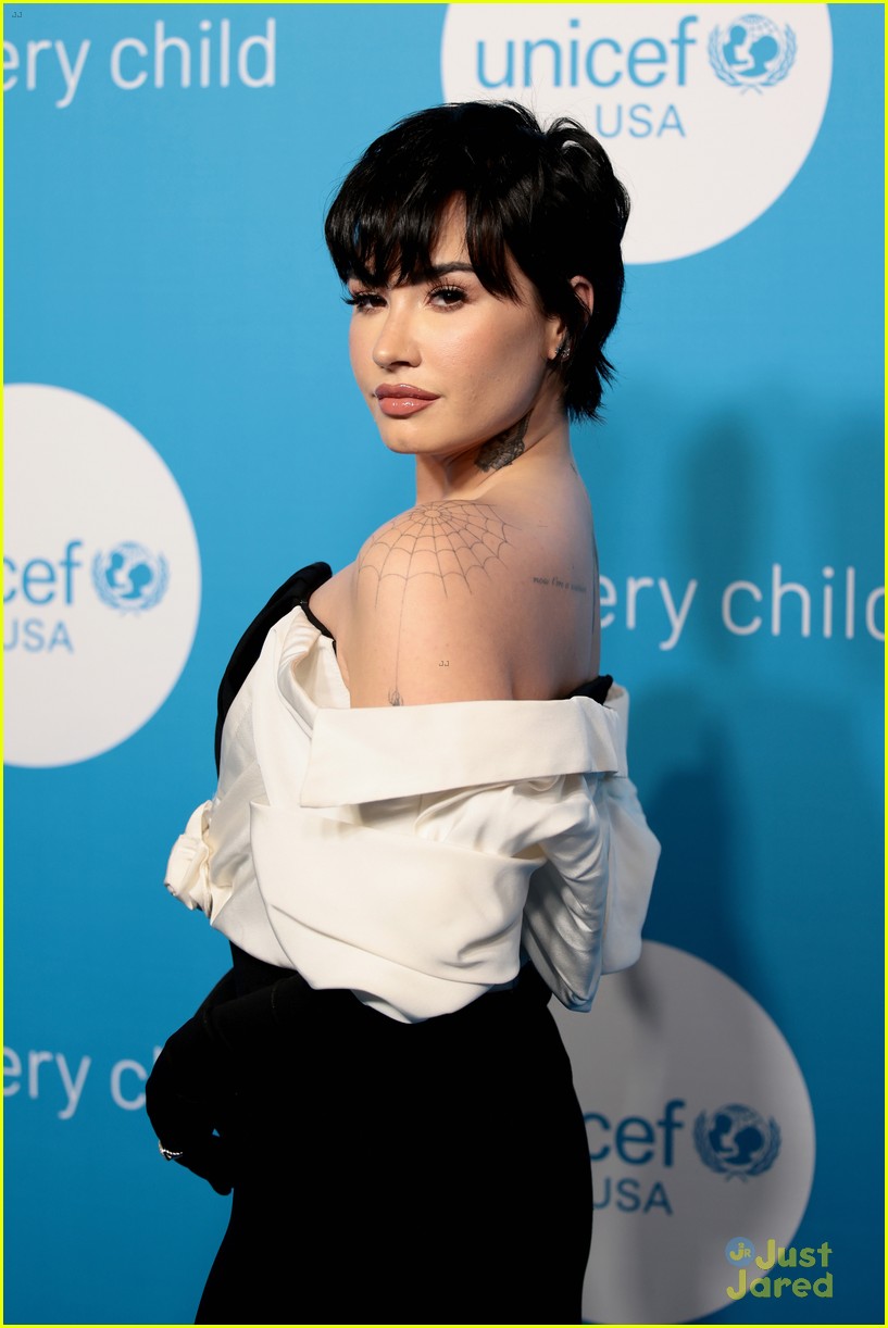 demi lovato performs at unicef gala in new york city 03
