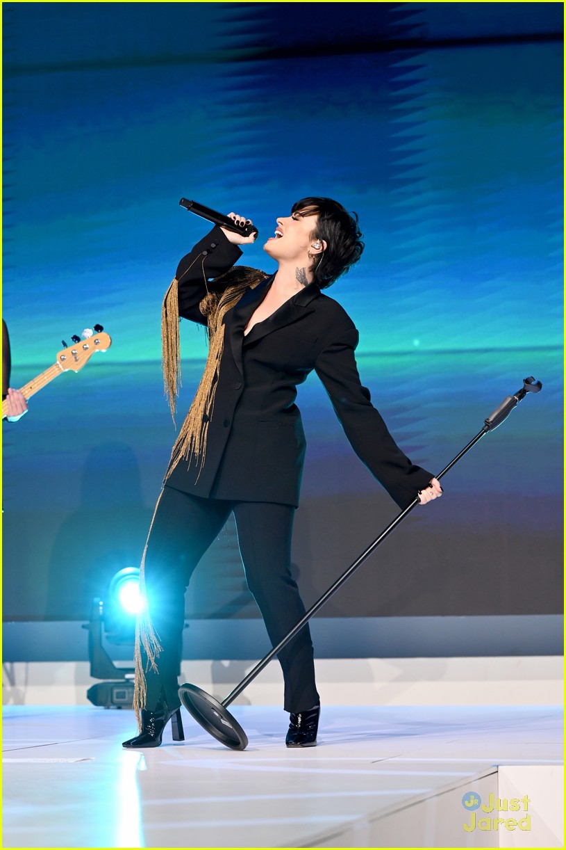 demi lovato performs at unicef gala in new york city 08