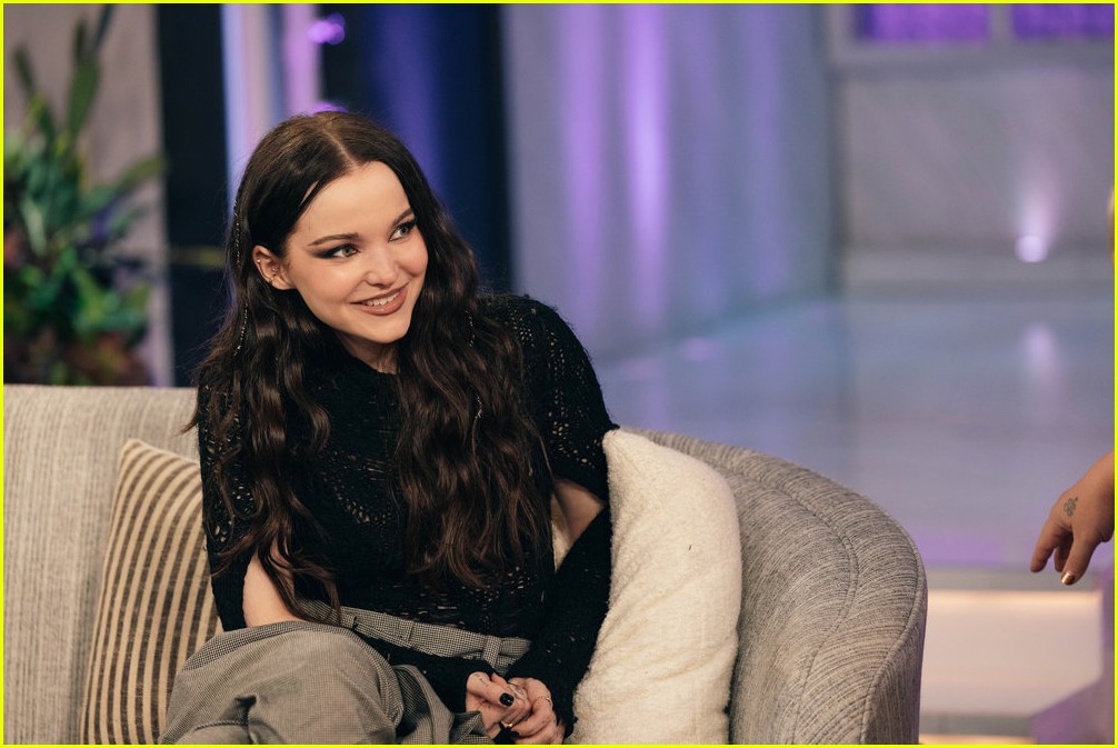 dove cameron got a big surprise on the kelly clarkson show 01