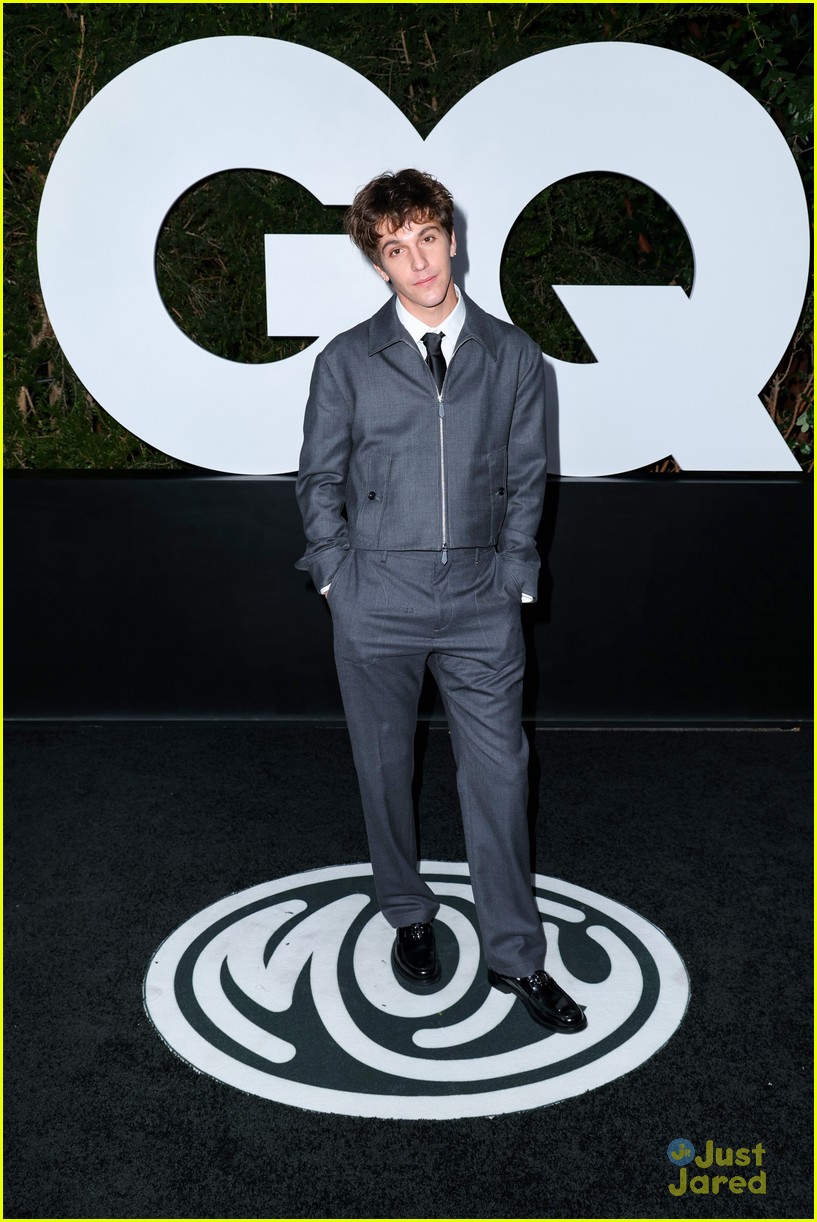 emma chamberlain attends gq men of the year party with role model 04