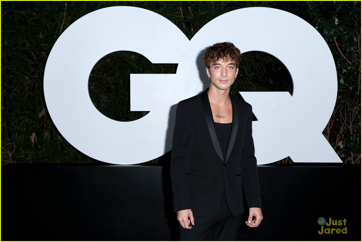 emma chamberlain attends gq men of the year party with role model 07