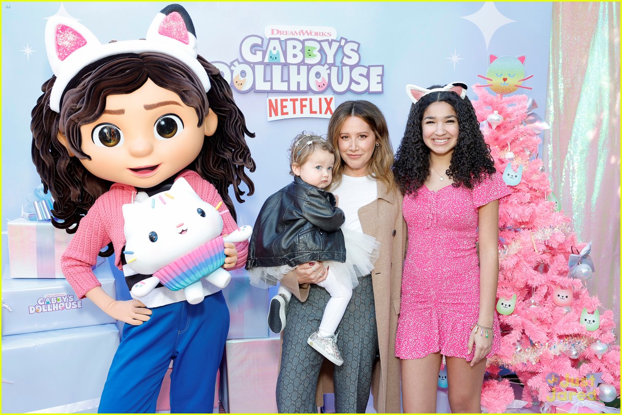 laila lockhart kraner celebrates gabbys dollhouse with catmas spectacular event 06