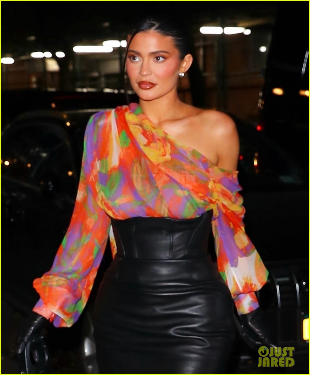 kendall kylie jenner colorful outfits dinner in nyc 03