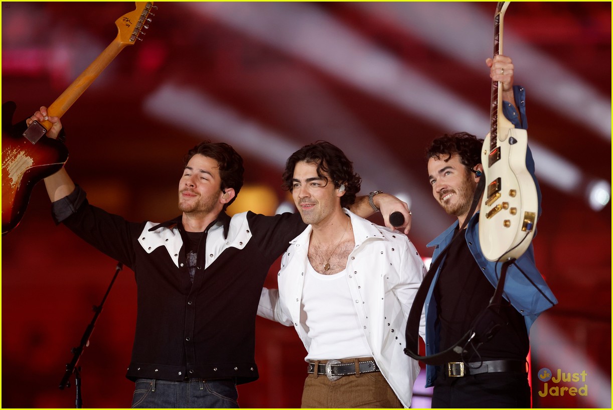 jonas brothers halftime show featured cameo from kevins daughters 01