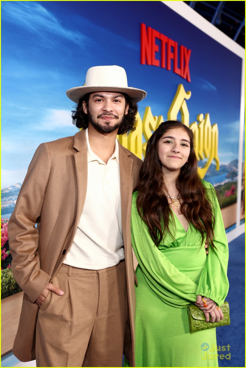 knives out stars katherine langford jaeden martell support glass onion premiere 19