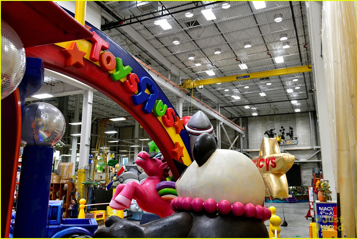 first look at 5 new macys thanksgiving day parade floats 06