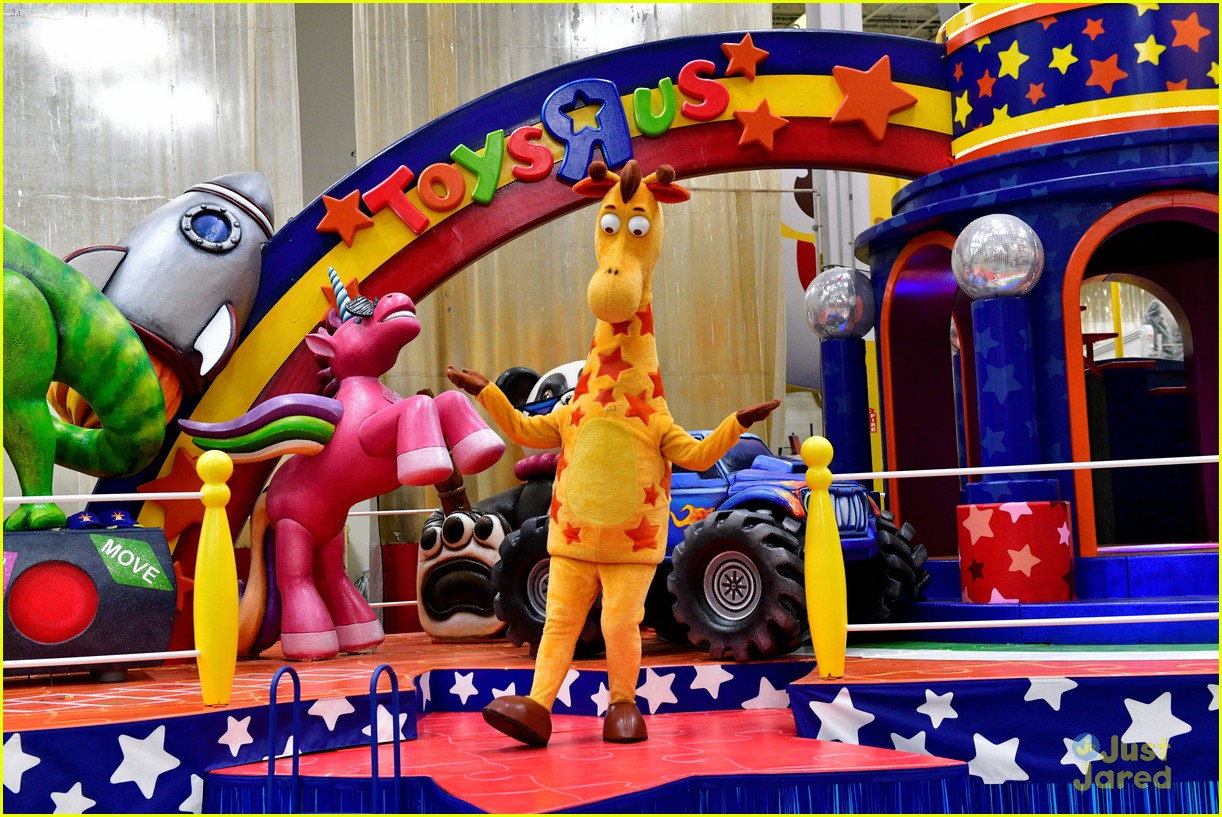 first look at 5 new macys thanksgiving day parade floats 08