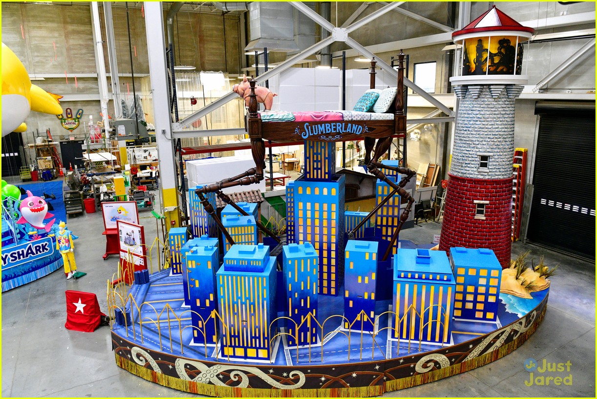 first look at 5 new macys thanksgiving day parade floats 09