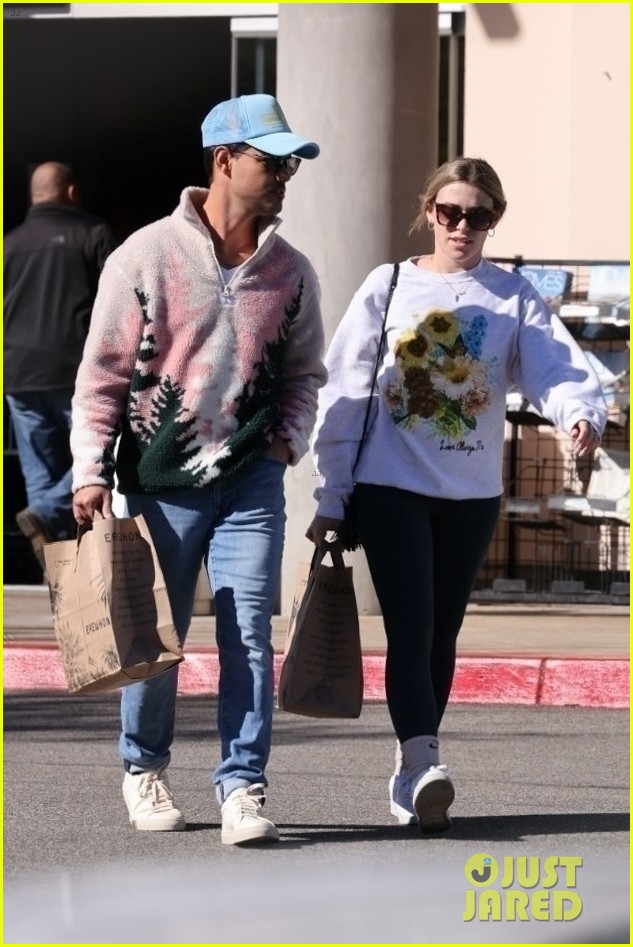 taylor lautner tay dome go shopping after mexican honeymoon 06