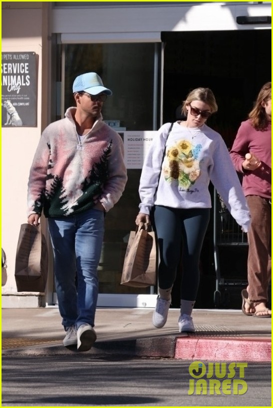 taylor lautner tay dome go shopping after mexican honeymoon 10
