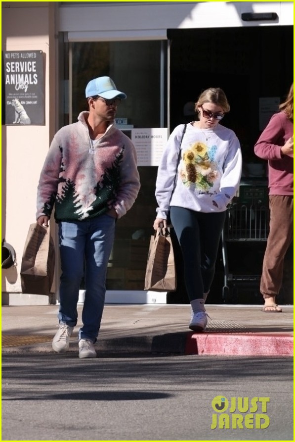taylor lautner tay dome go shopping after mexican honeymoon 11