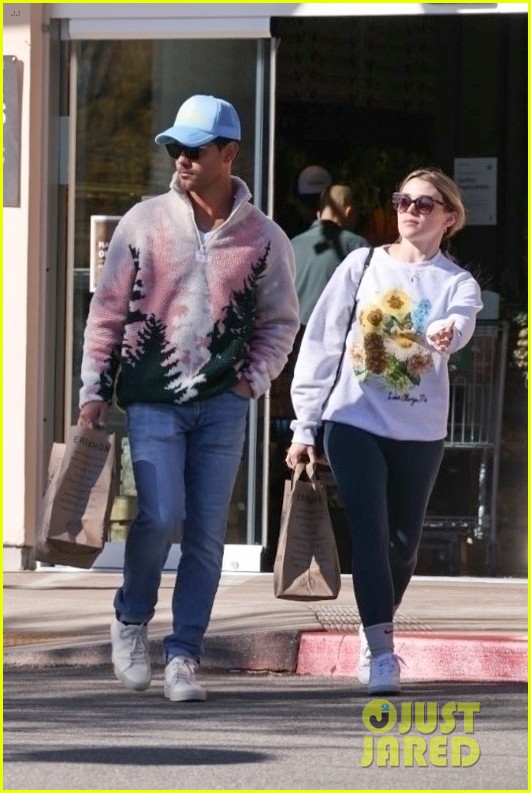 taylor lautner tay dome go shopping after mexican honeymoon 14