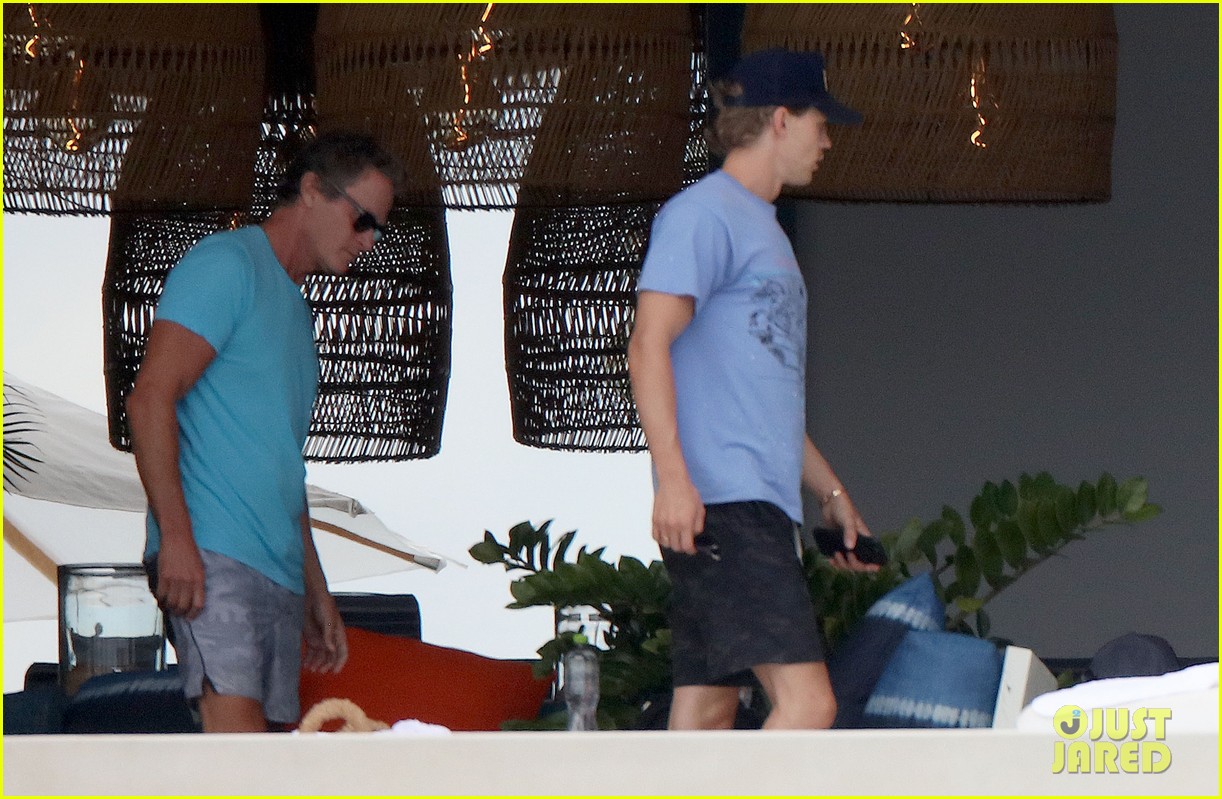 kaia gerber austin butler spotted on vacation in cabo with her family 03