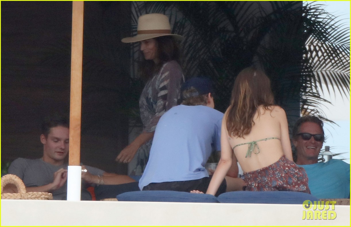 kaia gerber austin butler spotted on vacation in cabo with her family 04
