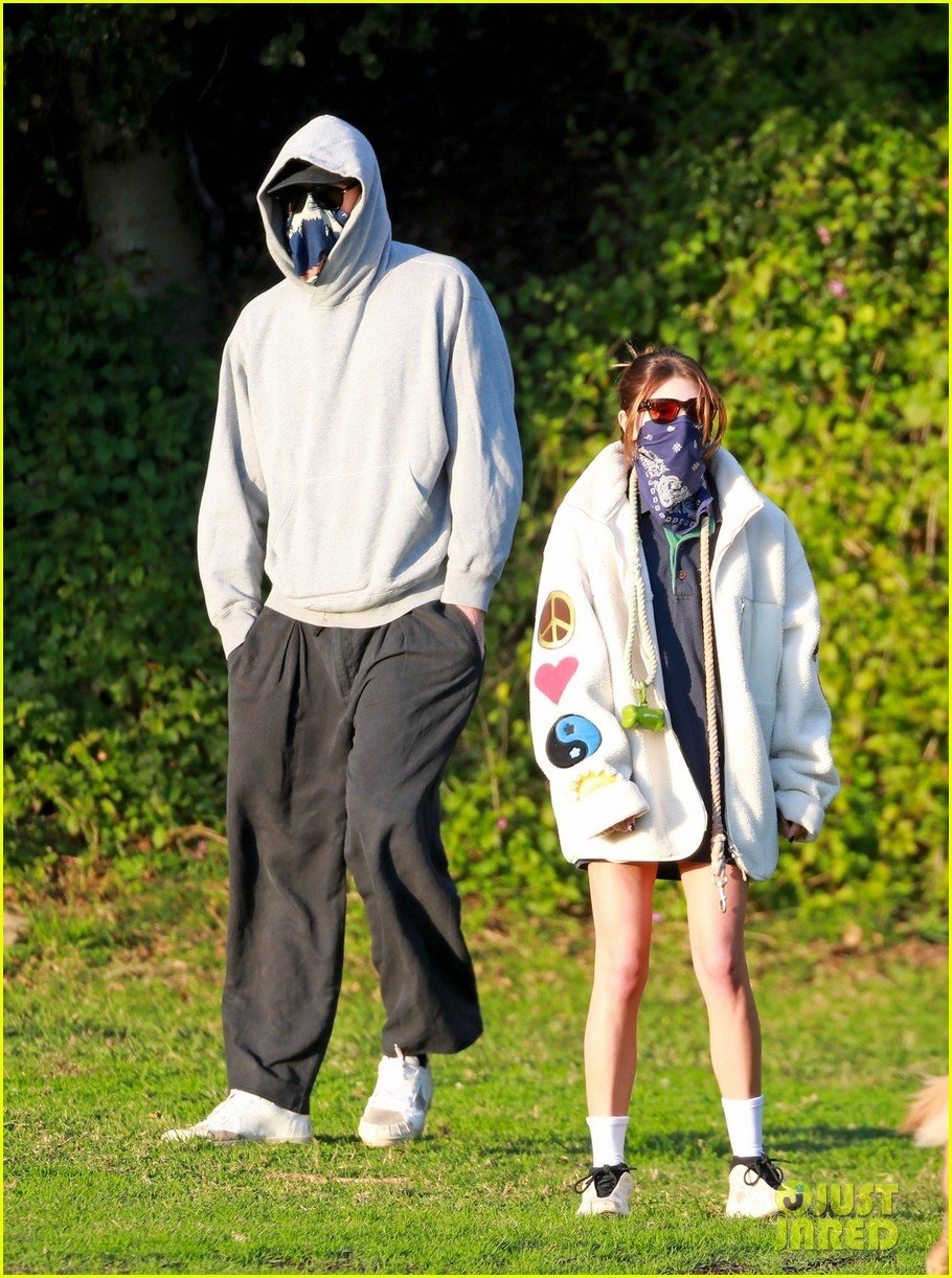 jacob elordi olivia jade cover their faces for outings 09