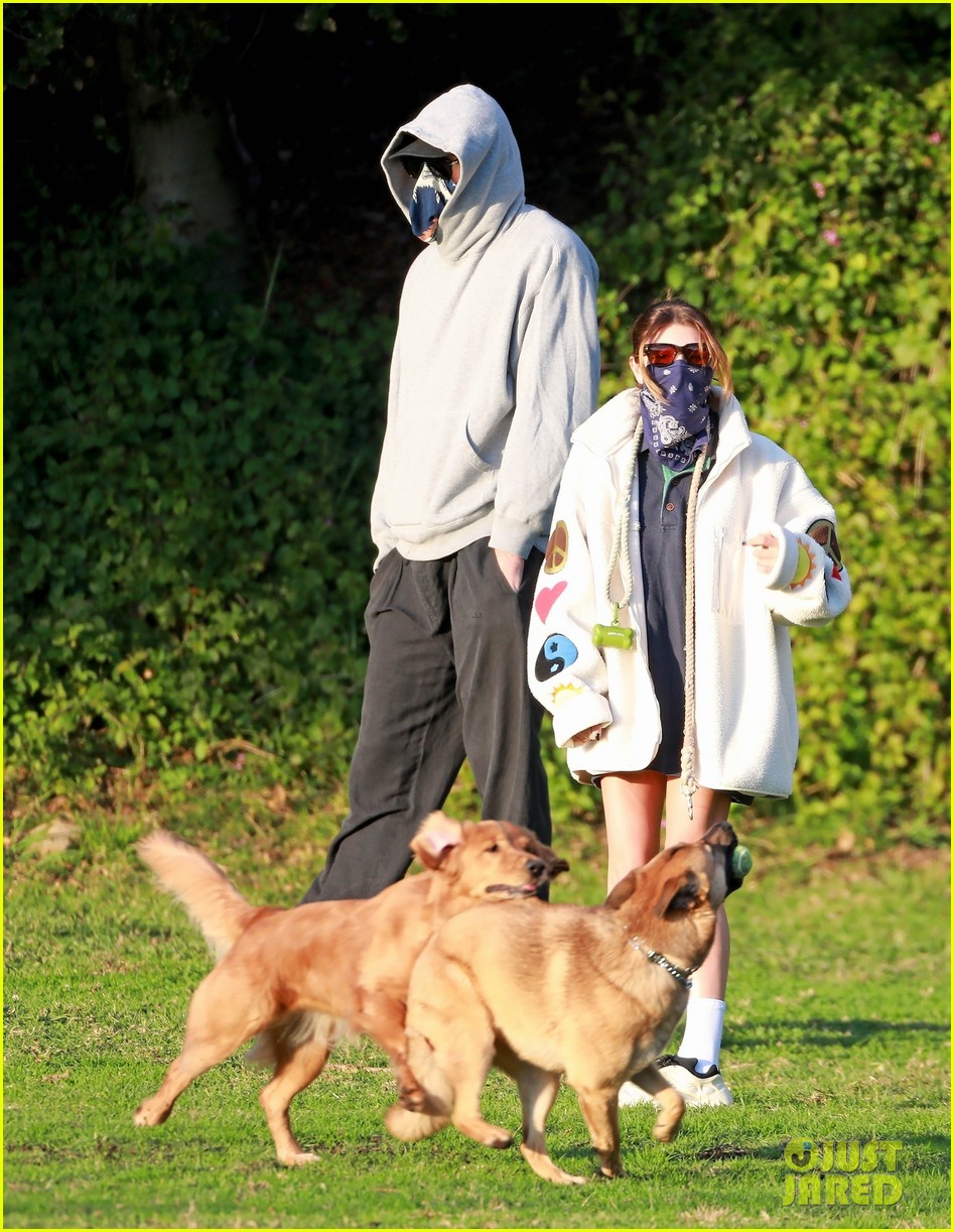 jacob elordi olivia jade cover their faces for outings 10