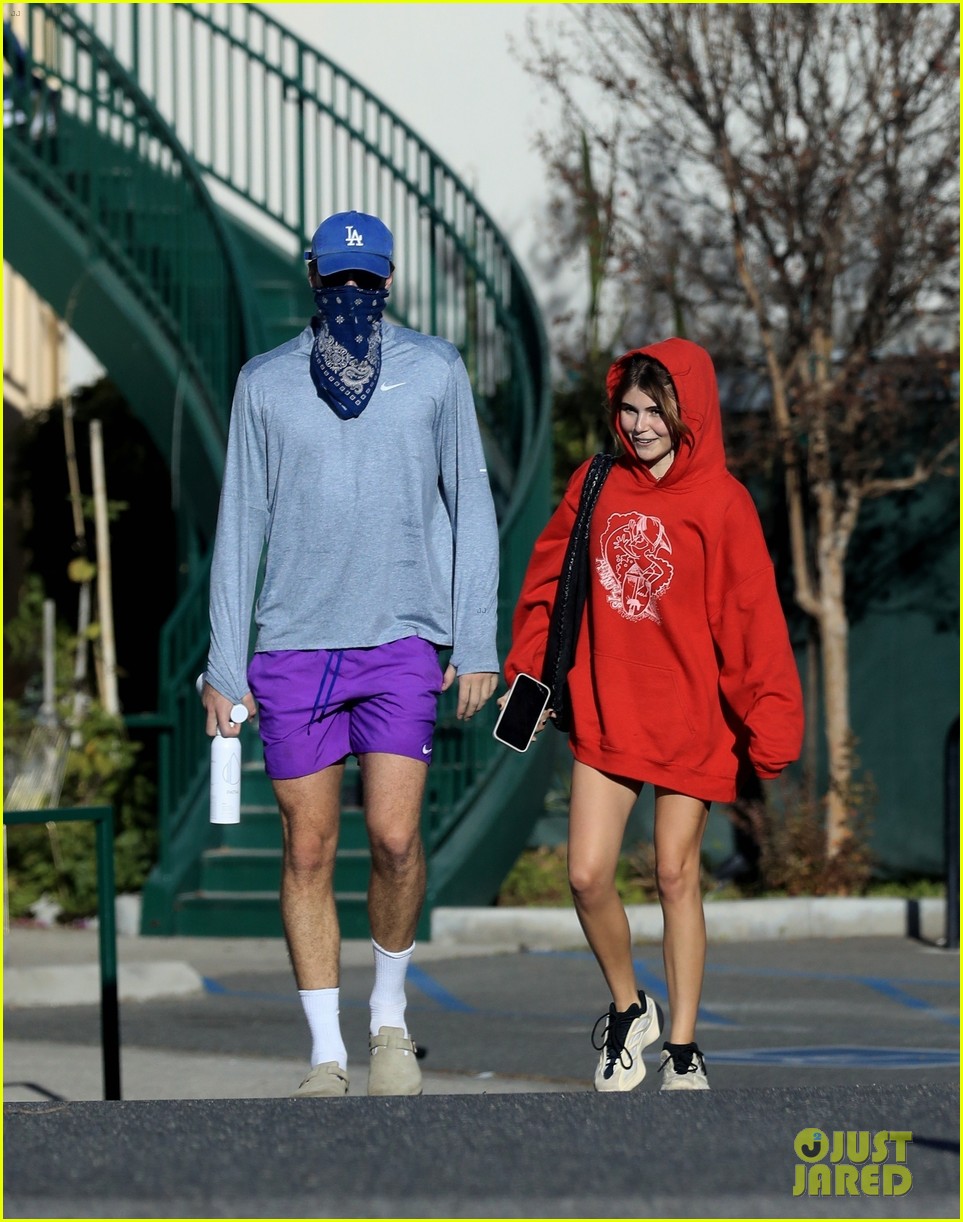 jacob elordi olivia jade cover their faces for outings 35