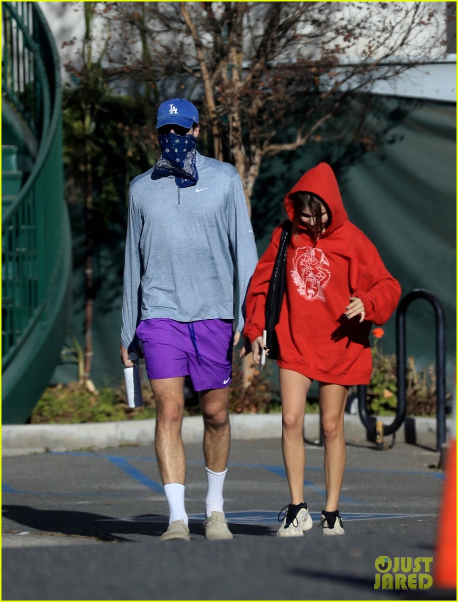 jacob elordi olivia jade cover their faces for outings 39