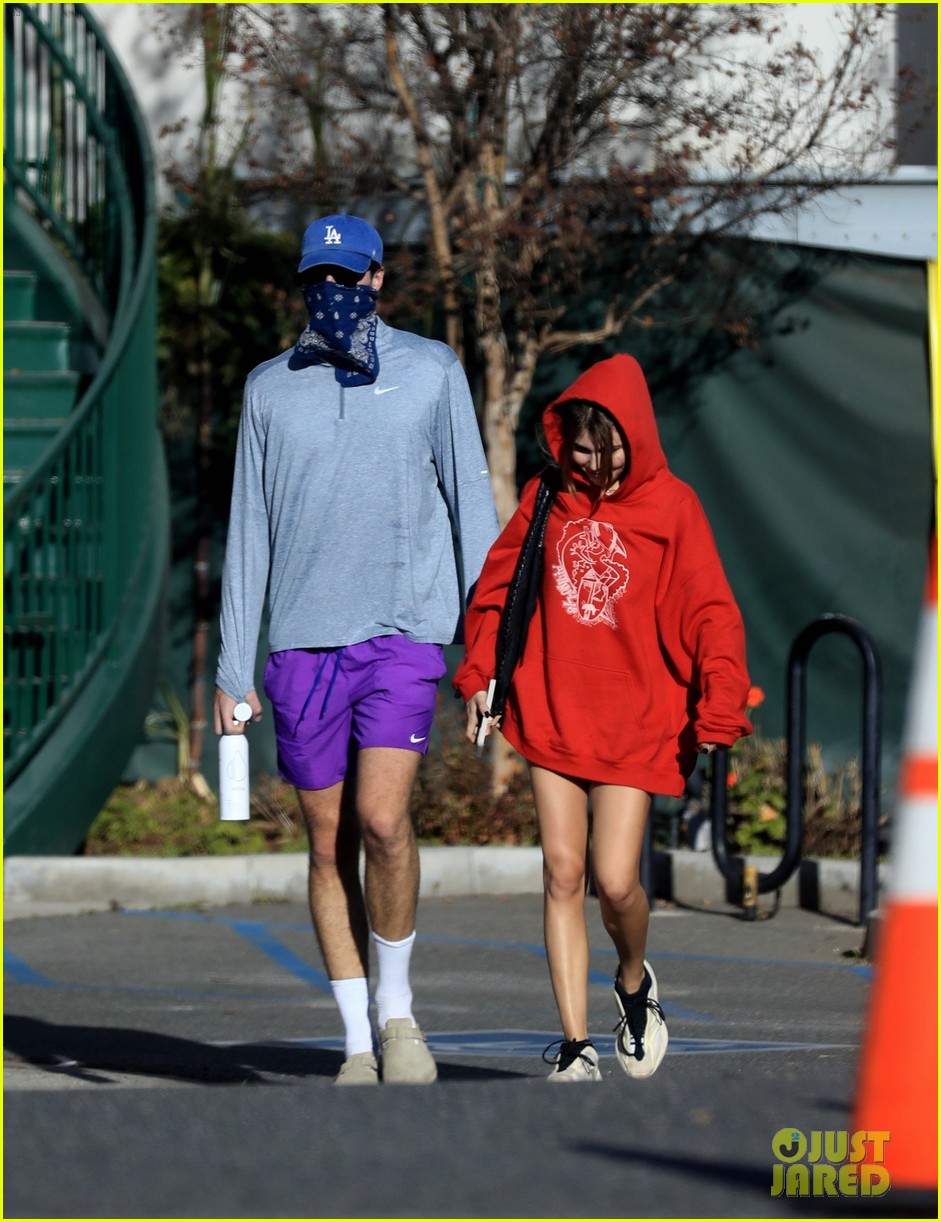 jacob elordi olivia jade cover their faces for outings 40