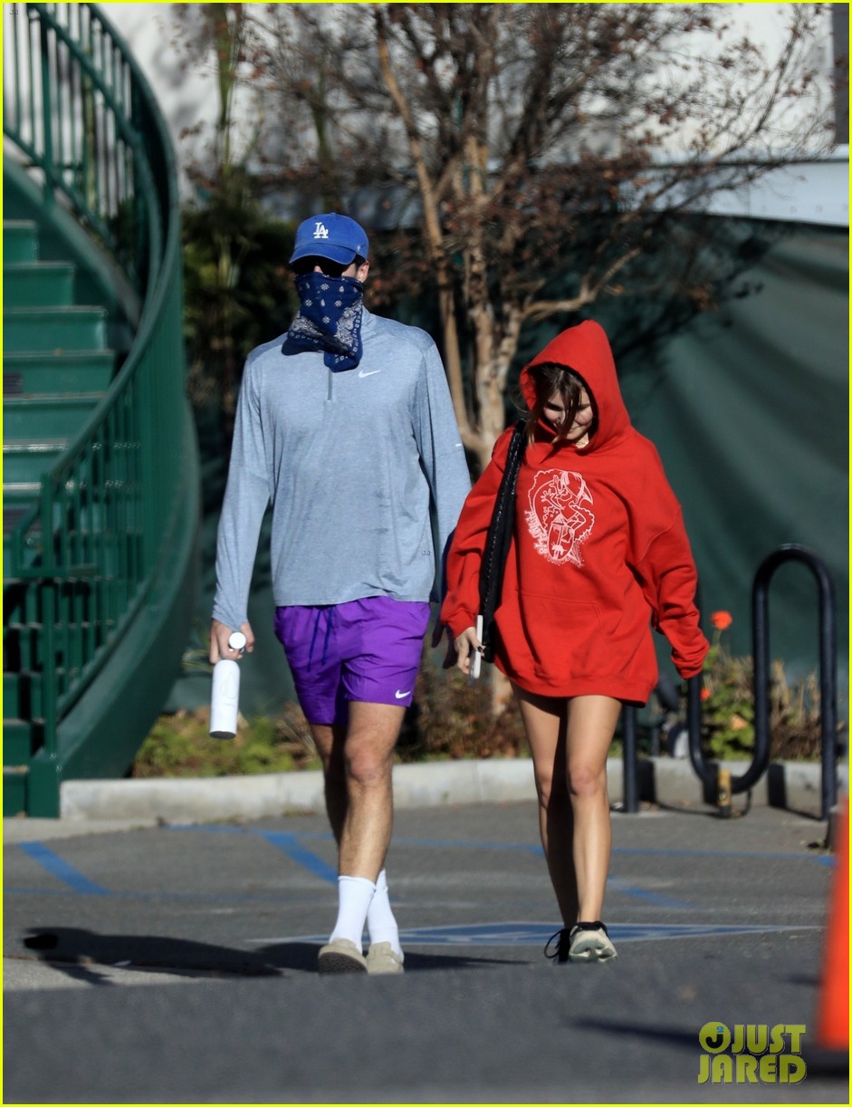 jacob elordi olivia jade cover their faces for outings 41