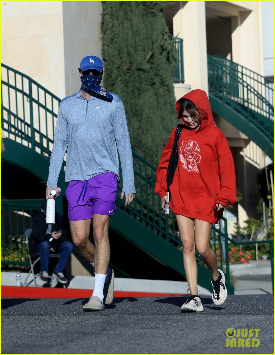 jacob elordi olivia jade cover their faces for outings 61