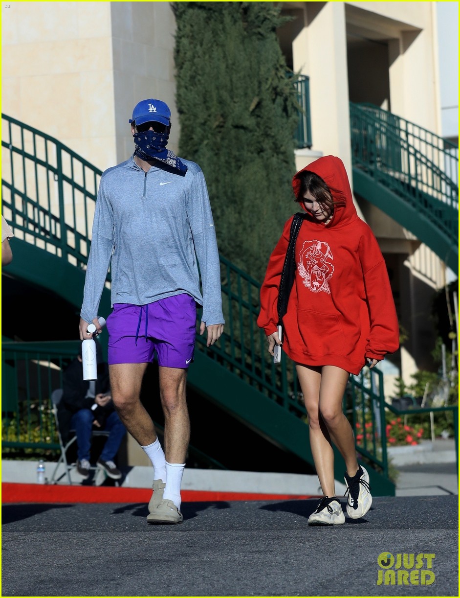 jacob elordi olivia jade cover their faces for outings 62
