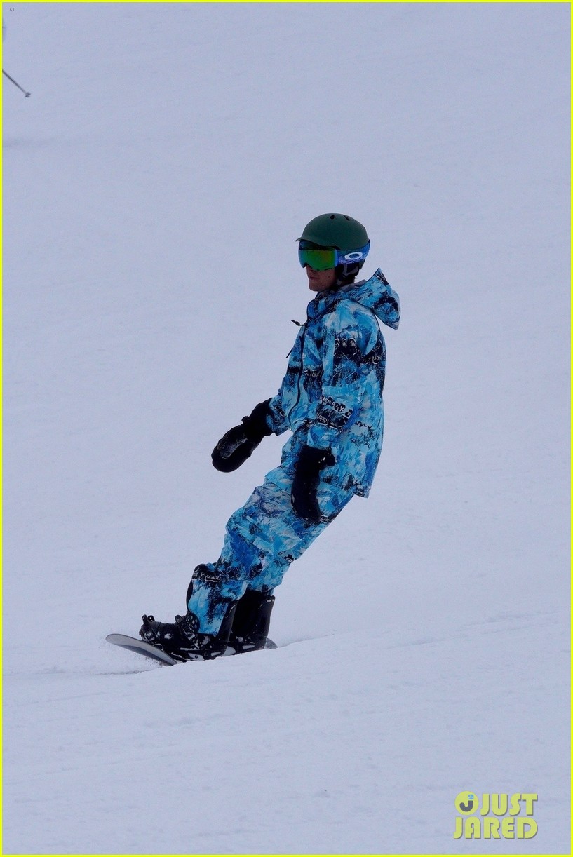 justin bieber snowboards nye 12