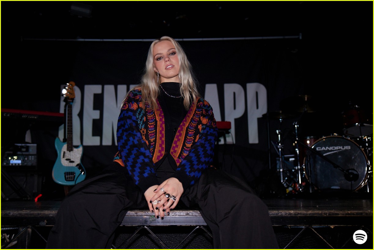 renee rapp performs in nyc after mean girls movie news 05